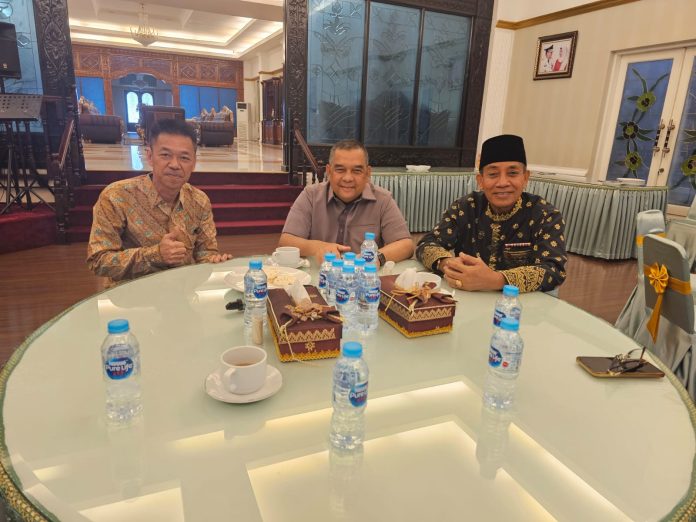 Gubernur Riau Edy Natar Nasution bersama Bupati Rohil Afrizal Sintong (kanan).