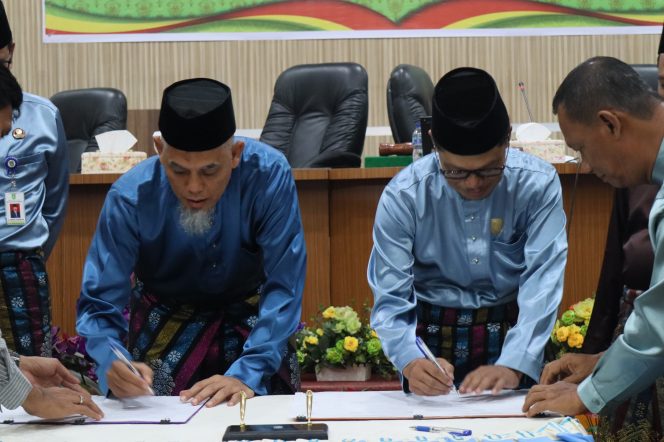 
					Wali Kota Dumai H. Paisal, SKM, MARS bersama Ketua DPRD Kota Dumai saat penandatanganan berkas.