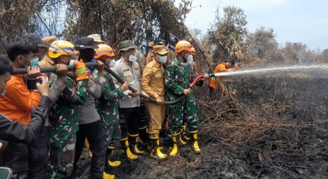 
					Pangdam I/BB, Mayjen TNI Rio Firdianto didampingi oleh Danrem 031/WB, Brigjen TNI Sugiyono dan Forkopimda turun memadamkan titik api di Kubu Babussalam Rokan Hilir.