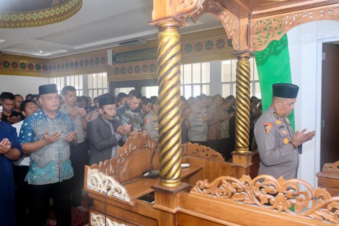 
					Polda Riau, Polres Hingga Polsek Gelar Sholat Gaib dan Doa Bersama untuk Driver Ojol.