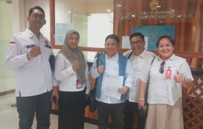 
					Koordinator Nasional Aliansi Relawan Prabowo Gibran (ARPG) Syafrudin Budiman, SIP (tengah)