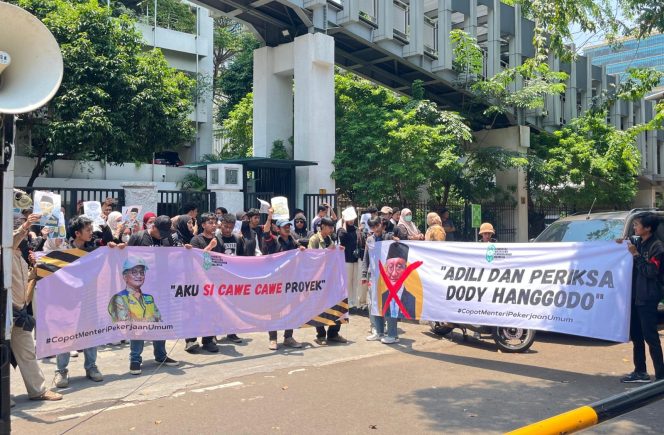 
					Komunitas Mahasiswa Peduli Pembangunan Indonesia Gelar Aksi Unjuk Rasa, Minta Pecat Menteri PU Dodi Hangodo.