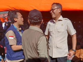 Komisaris Bio Farma dr. Relly Reagen Dampingi Kepala BP BUMN Dony Solaria Saluran Bantuan Bencana Sumatera.