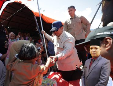 Presiden Prabowo Subianto saat turun melihat korban bencana di Sumatra.