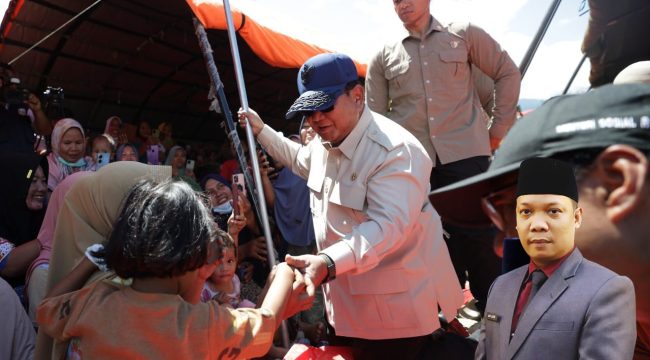 Presiden Prabowo Subianto saat turun melihat korban bencana di Sumatra.