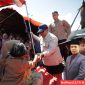 Presiden Prabowo Subianto saat turun melihat korban bencana di Sumatra.