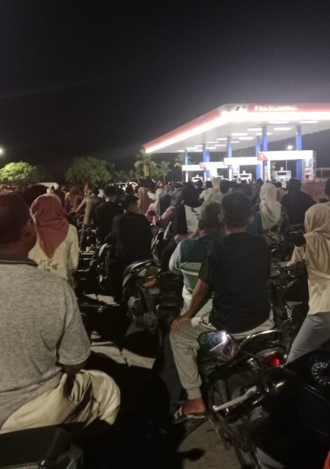 
					Kelangkaan Terasa, Warga Bagansiapiapi Rela Antri Panjang di SPBU Jalan Bintang