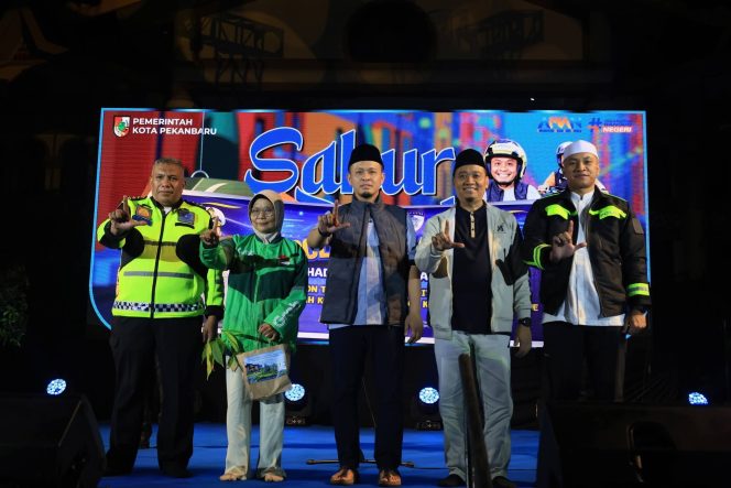 
					Wali Kota Pekanbaru Agung Nugroho gelar Sahur on the Road bersama ribuan driver ojek online.