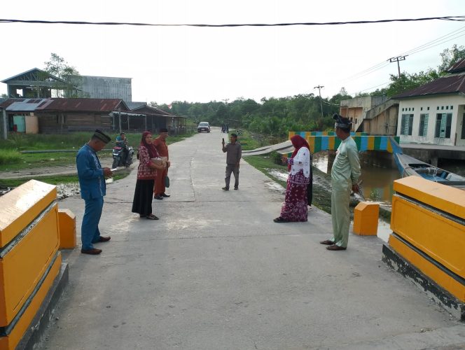 
					Penghulu Sinaboi Rafika Bersama Staf Turun ke Jalan, Bagikan 200 Porsi Takjil untuk Masyarakat