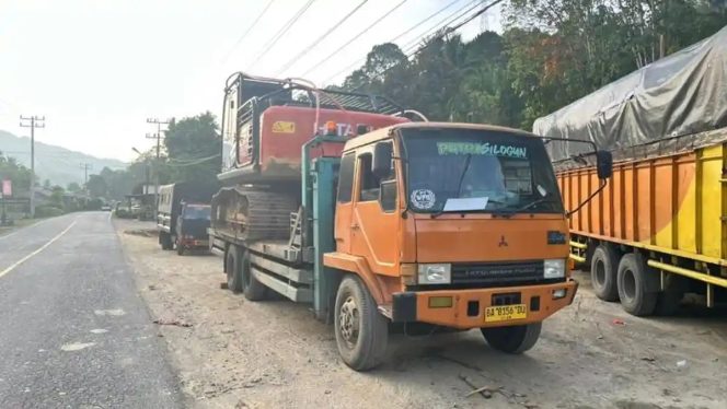 
					Diduga untuk Tambang Emas Ilegal, Polda Sumut Amankan 2 Ekskavator di Madina